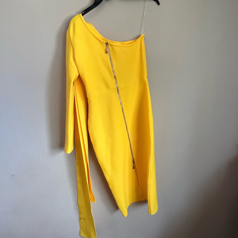 Yellow one shoulder bodycon dress 💛🌟 - Picture 3 of 16